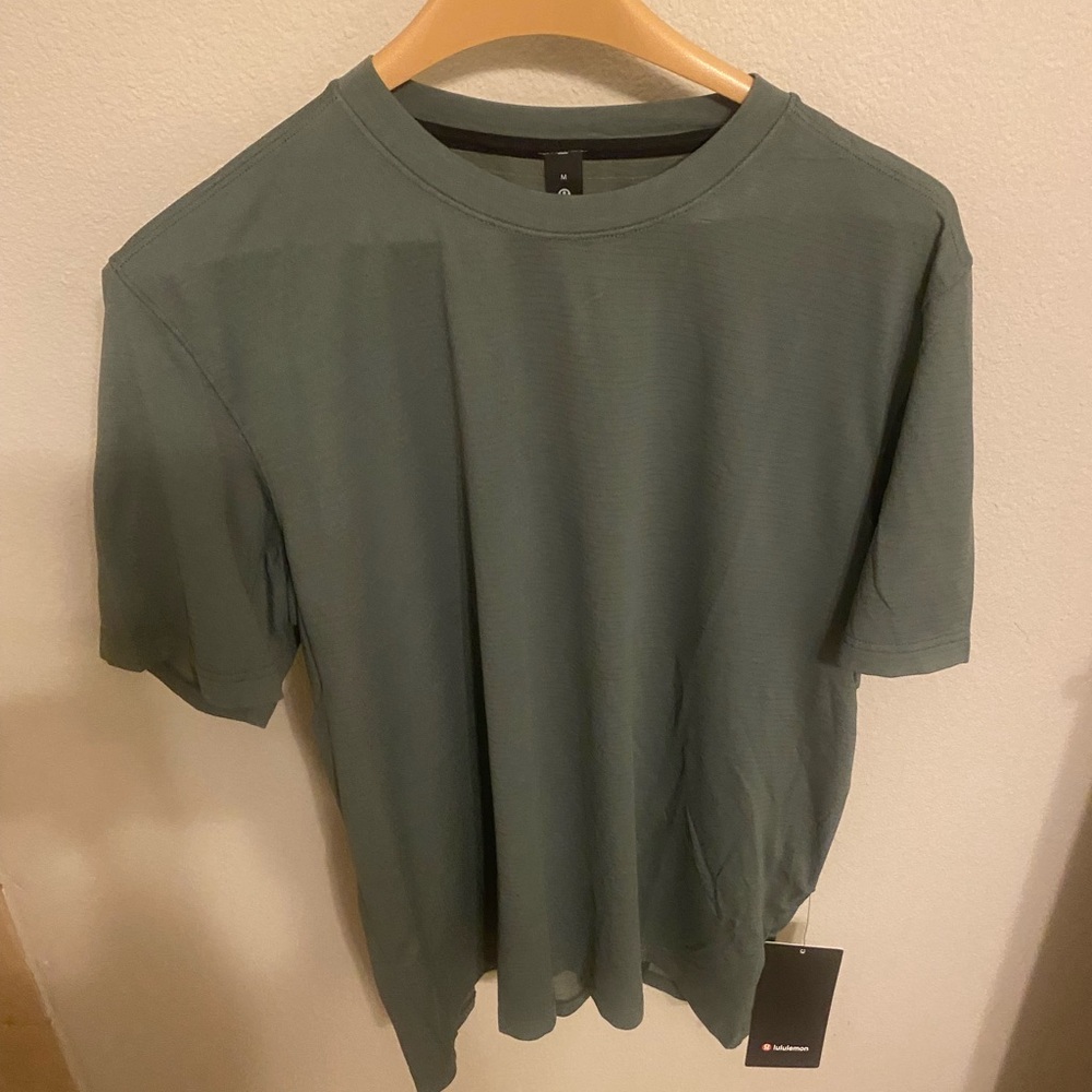 Lululemon Men’s Short Sleeve Shirt - License to Train
